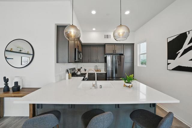 2054 Luzon Lane, Chula Vista CA: https://media.crmls.org/mediaz/534a9e29-db9e-4e6b-89ed-b711d24bdaf8.jpg