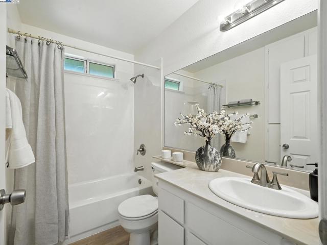 7635 Canyon Meadow Cir, Pleasanton CA: https://media.crmls.org/mediaz/534b1471-6138-4169-b81b-3e9681242739.jpg