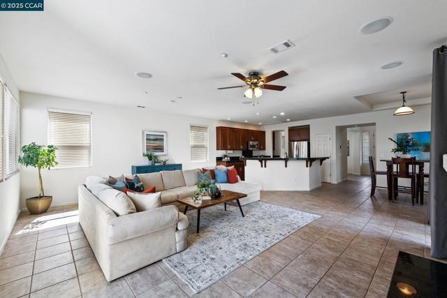127 Sanford Ct, Brentwood CA: https://media.crmls.org/mediaz/534b3a47-7a38-4d20-97af-e833420c200d.jpg