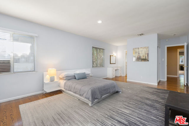 723 N Sierra Drive, Beverly Hills CA: https://media.crmls.org/mediaz/534b81b9-7bf1-42dd-baca-8a2b11f78843.jpg