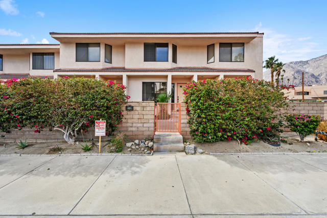 401 E Vista Chino, Palm Springs CA: https://media.crmls.org/mediaz/534b8704-6704-4068-8bdd-1c4715549757.jpg