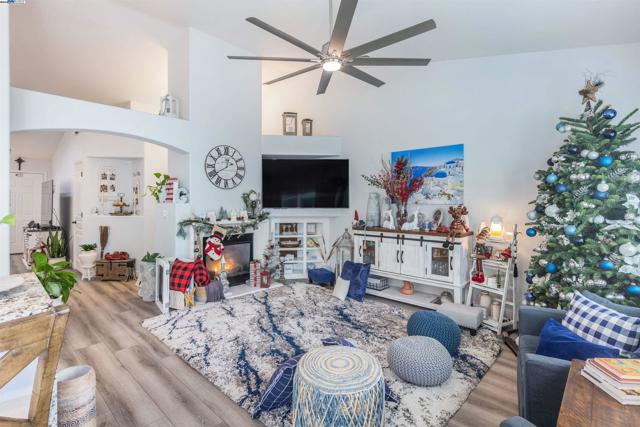 715 Bobcat Ln, Manteca CA: https://media.crmls.org/mediaz/534bc9ce-cb37-4149-bac5-555ae53a8090.jpg