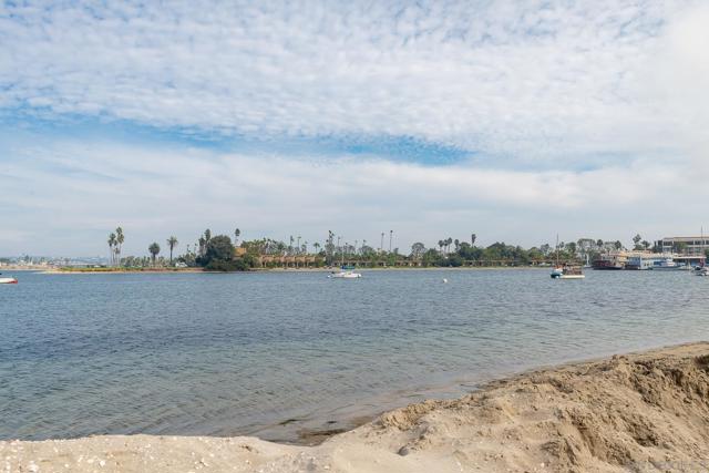 807 Santa Barbara Pl, San Diego CA: https://media.crmls.org/mediaz/534bd2f5-ee33-415b-a456-1b5253f3defe.jpg