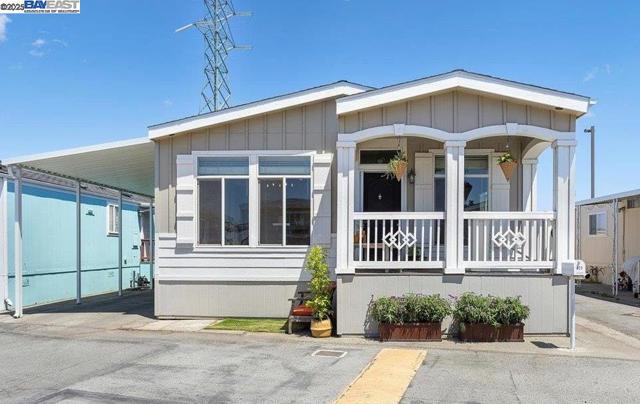 3015 E Bayshore Road #423, Redwood City CA: https://media.crmls.org/mediaz/534c4c1e-01a5-464c-8567-cdf5caee2fee.jpg