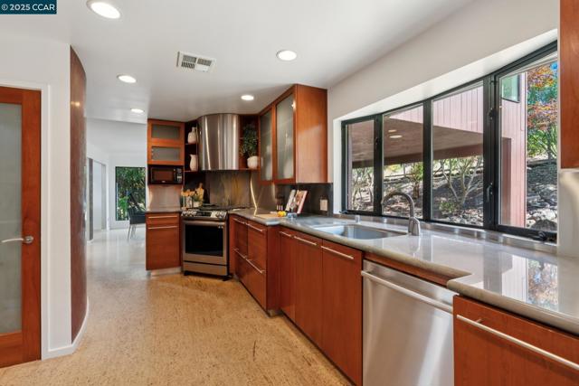 127 Devin Dr, Moraga CA: https://media.crmls.org/mediaz/534e17d4-6ad7-4501-b3cb-5654c72c778f.jpg