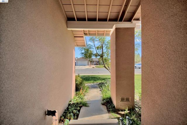 1425 Forest Dr, Turlock CA: https://media.crmls.org/mediaz/534e2154-e086-4d5b-be11-bb5e376decb6.jpg