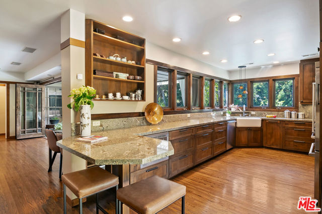 2299 Beverwil Drive, Los Angeles CA: https://media.crmls.org/mediaz/534e761c-3d07-4227-aec3-7a6ee4fda02f.jpg