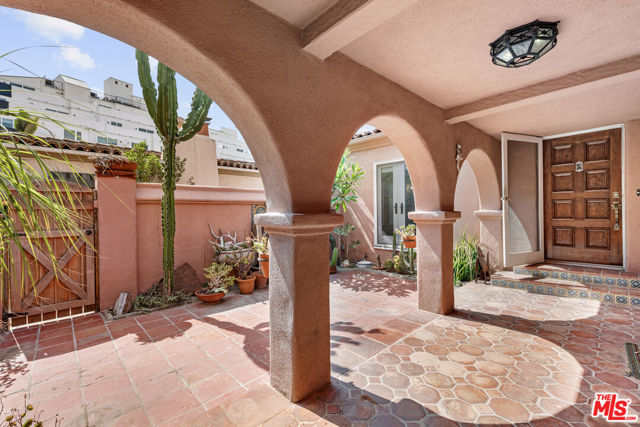 931 S Ogden Drive, Los Angeles CA: https://media.crmls.org/mediaz/535046fa-8be8-4441-8c5a-350837639fe8.jpg