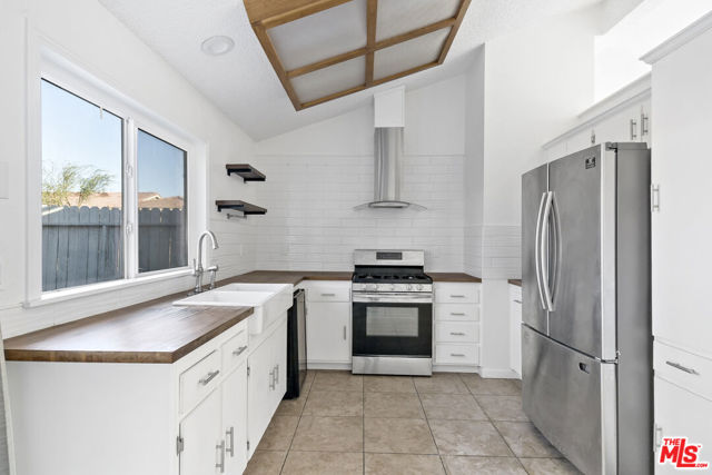 3293 N Mica Drive, Palm Springs CA: https://media.crmls.org/mediaz/53505b40-3218-4ee9-bca4-cd44afdfef01.jpg