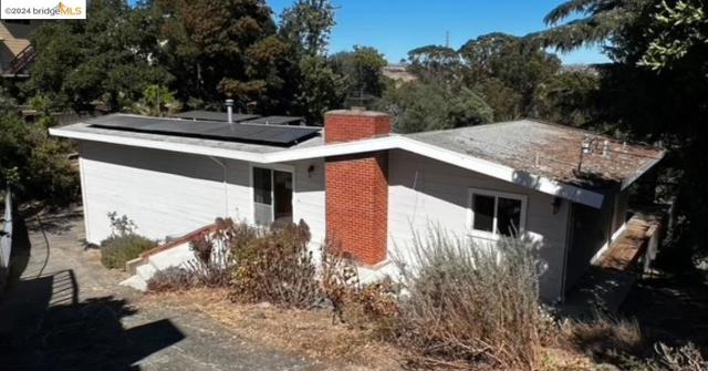 58 Pomona St, Crockett CA: https://media.crmls.org/mediaz/53517701-b3c6-470a-9af3-a2f1e92c77ff.jpg