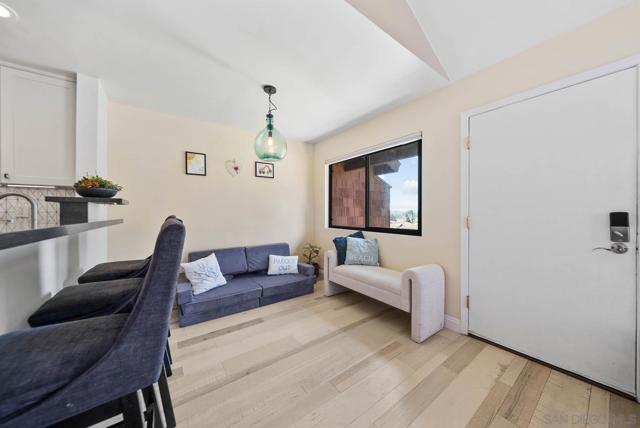2459 Caminito Ocean Cv, Cardiff by the Sea CA: https://media.crmls.org/mediaz/5351ca4f-906f-4744-be74-323a3a6eb52d.jpg