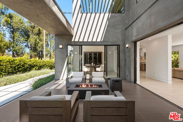12720 Montana Avenue, Los Angeles CA: https://media.crmls.org/mediaz/5351cb51-353a-477c-b4f1-ccbc8d134615.jpg