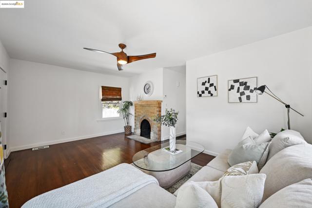 3316 Coolidge Ave, Oakland CA: https://media.crmls.org/mediaz/5352c5ee-3237-4d7f-8afc-0f3a103712e7.jpg