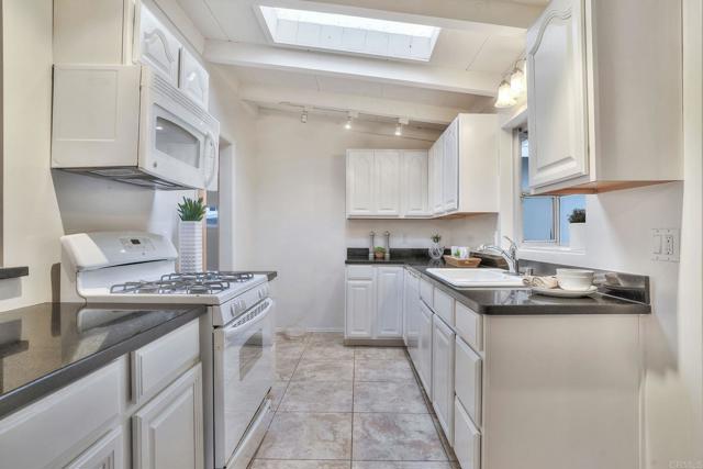 Detail Gallery Image 12 of 61 For 5091 El Arbol, Carlsbad,  CA 92008 - 4 Beds | 3 Baths