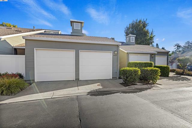 5409 Cameo Ct, Pleasanton CA: https://media.crmls.org/mediaz/5353c462-40f5-4e0f-87f8-9ace14316844.jpg