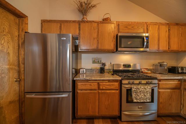 39470 Lake Dr, Big Bear CA: https://media.crmls.org/mediaz/5353d6a1-41d6-4907-b360-10d8fe886c6a.jpg