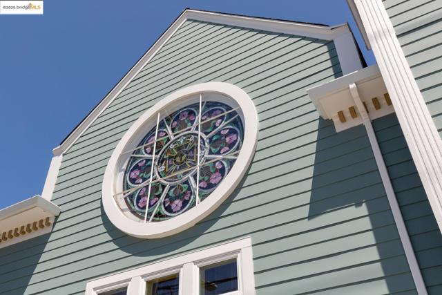 6300 Shattuck Ave, Oakland CA: https://media.crmls.org/mediaz/53542d2d-eb26-4361-a80d-d6deb99a67a1.jpg