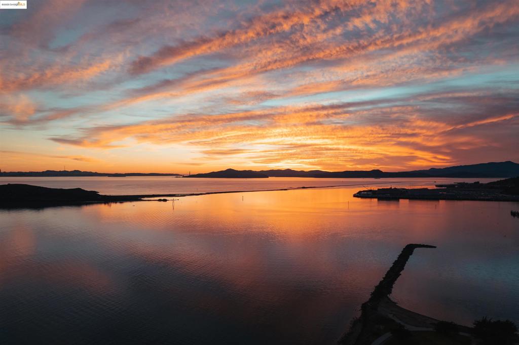 https://media.crmls.org/mediaz/53551ee8-5a40-44e7-968a-172f7b205170.jpg?preset=X-Large
