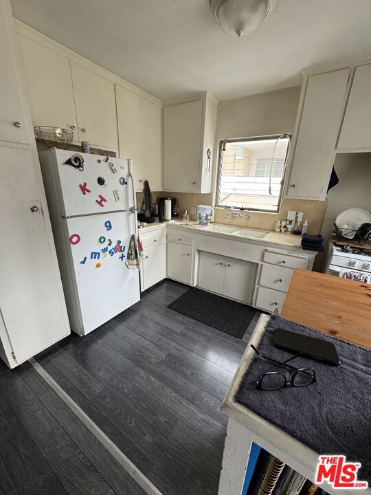 231 California Avenue, Santa Monica CA: https://media.crmls.org/mediaz/53553808-69f7-4d6b-9a7e-0e63c5938b0d.jpg