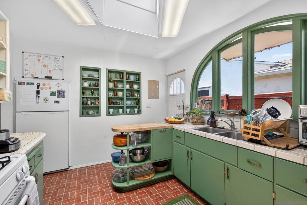 819 Law Street - photo 9