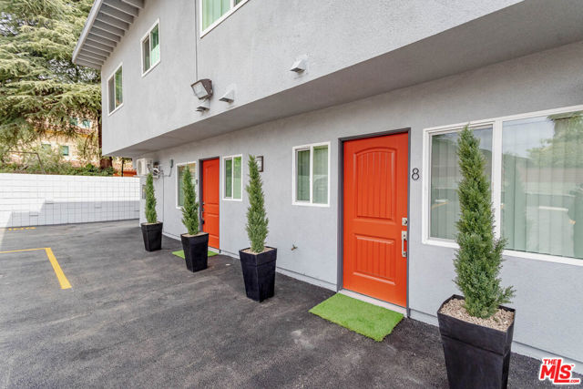 321 Lincoln Avenue, Glendale CA: https://media.crmls.org/mediaz/53570623-2792-4350-9b26-5bfd1864ccd3.jpg