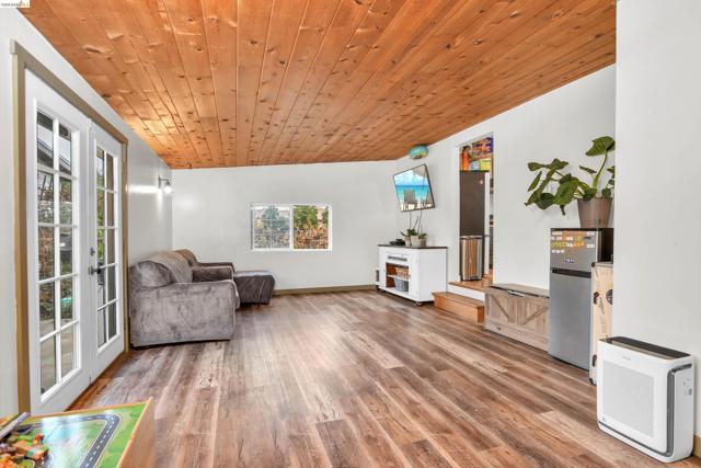 2661 Walnut Blvd, Brentwood (CC) CA: https://media.crmls.org/mediaz/535755f2-c52d-437a-84b1-369e20c23387.jpg