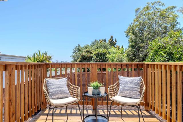 10007 Burr St, Oakland CA: https://media.crmls.org/mediaz/5357a5fc-4524-4721-8f56-0e45acf23a5c.jpg
