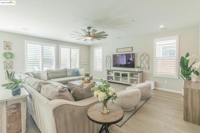 144 Scott Creek Way, Brentwood CA: https://media.crmls.org/mediaz/53589d1f-f3d0-49aa-a0ae-c39d05b922ca.jpg