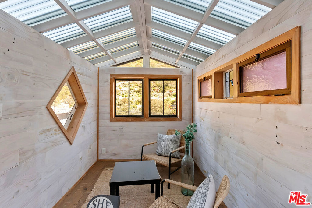 https://media.crmls.org/mediaz/535a42c2-ee9b-4b1e-8f25-d4c92b5ba6e8.jpg?preset=X-Large