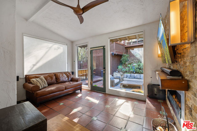 400 W Avenue 42 Avenue, Los Angeles CA: https://media.crmls.org/mediaz/535b291e-2d24-46b0-ba7e-0839d7995f6b.jpg