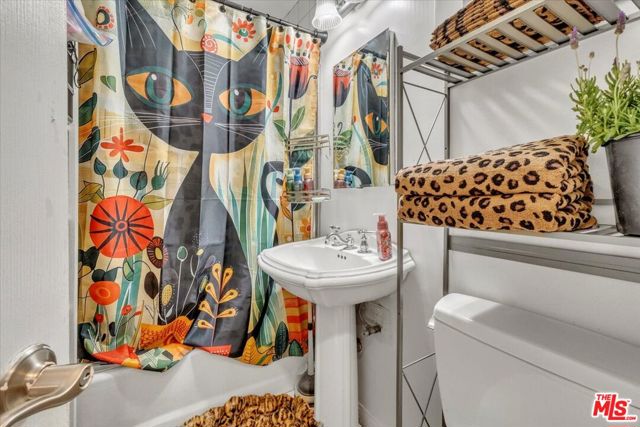7506 Independenc Avenue, Canoga Park CA: https://media.crmls.org/mediaz/535b71e7-1207-47b4-9dc2-7bbbf8c6b656.jpg