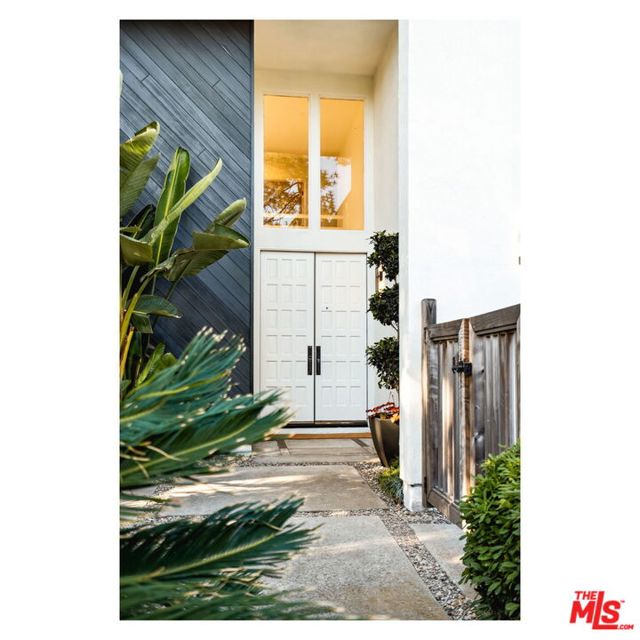 8105 Buena Fortuna Street, Carpinteria CA: https://media.crmls.org/mediaz/535bc1bd-7c6d-4b0a-81ef-18c0fa0b3455.jpg