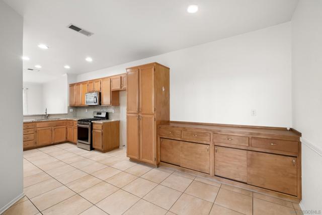10960 Ivy Hill Dr, San Diego CA: https://media.crmls.org/mediaz/535bffcd-e484-4d64-9017-9ddde6878ab6.jpg