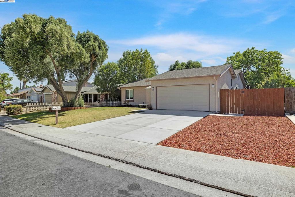 910 Amaretto Dr