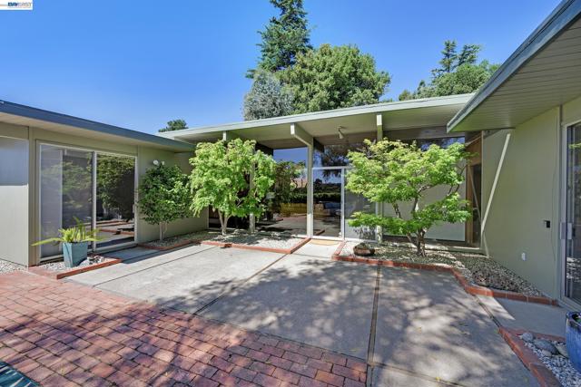 5354 Greenridge Rd, Castro Valley CA: https://media.crmls.org/mediaz/535d59c9-0c8e-47b8-b5b9-ae93b2e1f934.jpg