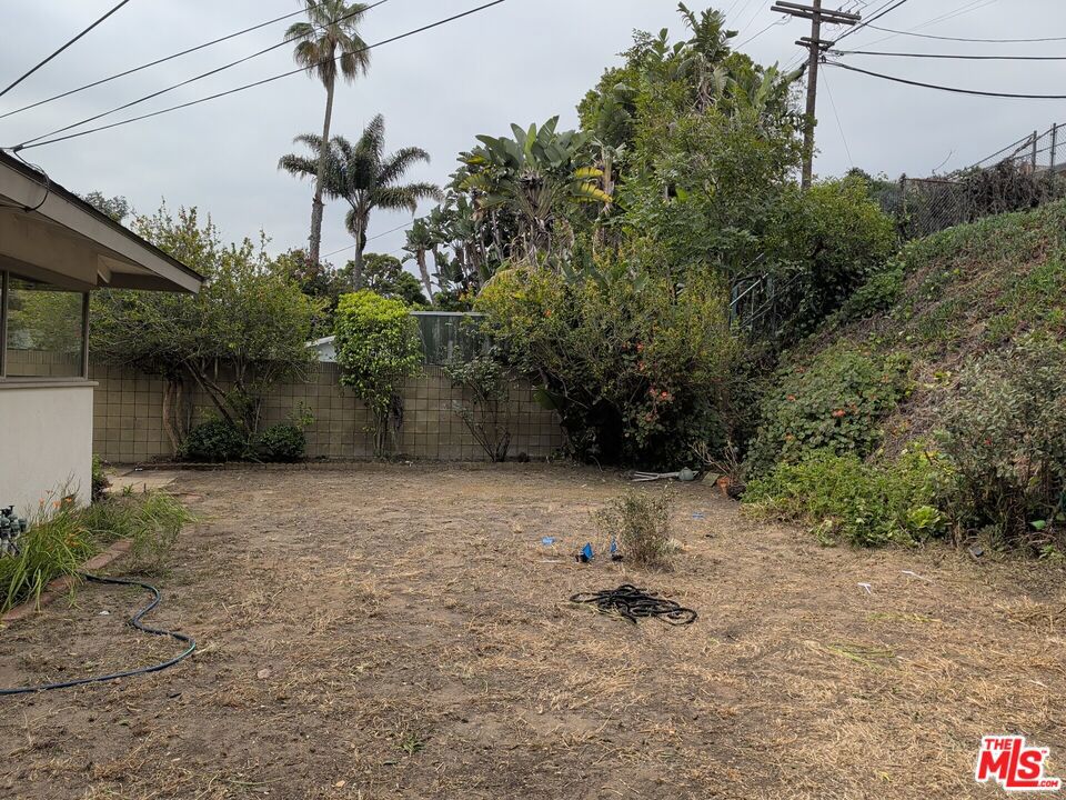 https://media.crmls.org/mediaz/535d7a04-98d2-45f1-9555-5308e25a76af.jpg?preset=X-Large