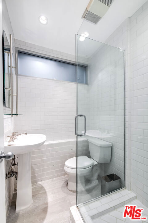 1331 CORDELL Place, Los Angeles CA: https://media.crmls.org/mediaz/535eccd5-fc1e-4814-b648-57100aab0f7c.jpg