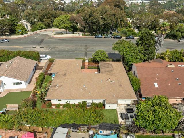 8874 La Jolla Scenic Dr N, La Jolla CA: https://media.crmls.org/mediaz/535f3f13-5765-4f11-baeb-a7ad570c31ee.jpg