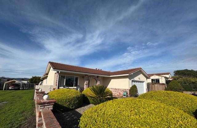 651 Spruce Street, Half Moon Bay CA: https://media.crmls.org/mediaz/535fc481-a8ab-4fa3-9b10-f80f95a91c6b.jpg