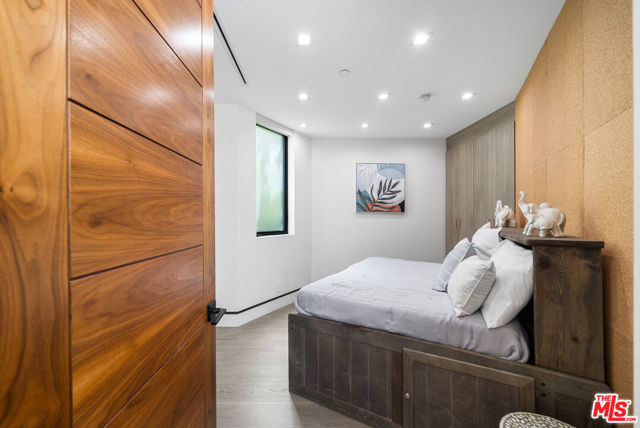 836 California Avenue, Venice CA: https://media.crmls.org/mediaz/535fd49c-a218-4e5b-a99f-29cd5e41c4d7.jpg