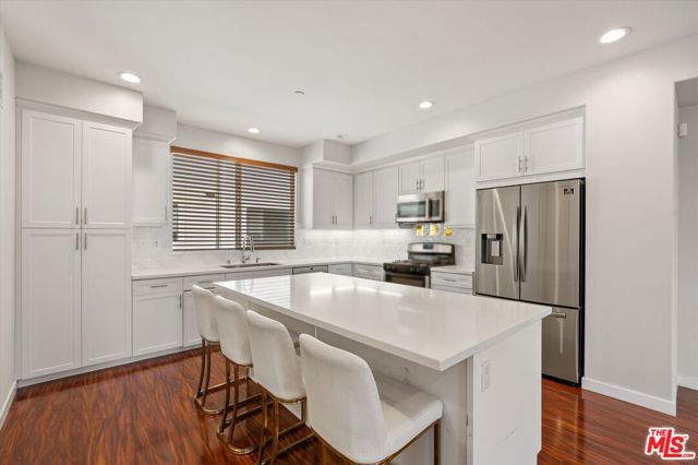 13225 Victory Boulevard photo 9