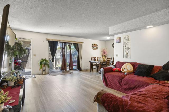 1401 Glenwood Drive, Oxnard CA: https://media.crmls.org/mediaz/53614e4f-d9b6-4b6b-bdb1-cbd4cb448714.jpg
