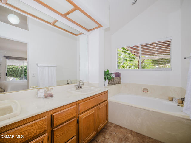 552 Fairfield Road, Simi Valley CA: https://media.crmls.org/mediaz/53618a8f-f5f5-4b59-a4cf-976674ab60ca.jpg