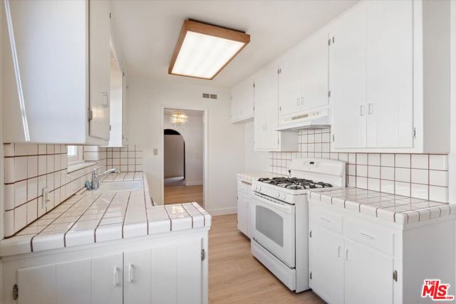 12848 Tiara Street, Valley Village CA: https://media.crmls.org/mediaz/5363a945-58a4-4652-85a1-efebe58df586.jpg