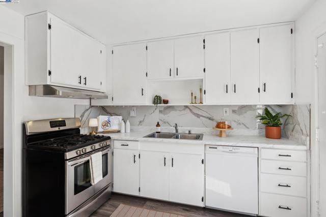 108 Cypress St, Alameda CA: https://media.crmls.org/mediaz/5363ed37-25a4-49ce-af77-c0222a956d2d.jpg