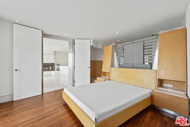 6 Eastwind Street, Marina del Rey CA: https://media.crmls.org/mediaz/536466c9-e2d3-4f0a-b091-99a0d0abbe04.jpg