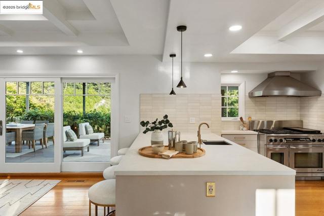 6452 Ascot Dr, Oakland CA: https://media.crmls.org/mediaz/53647319-f6e6-4bb0-b707-39448919f8fd.jpg