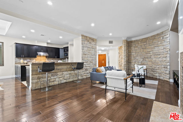4848 Wilshire Boulevard, Los Angeles CA: https://media.crmls.org/mediaz/5364ad94-97b6-41d7-8e89-190a51ab73db.jpg