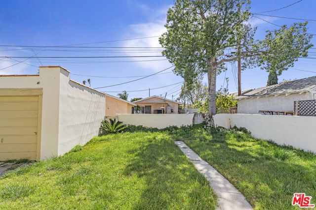 1622 W 66th Street, Los Angeles CA: https://media.crmls.org/mediaz/53657e0c-6f13-4862-94e7-ff4539a490bb.jpg