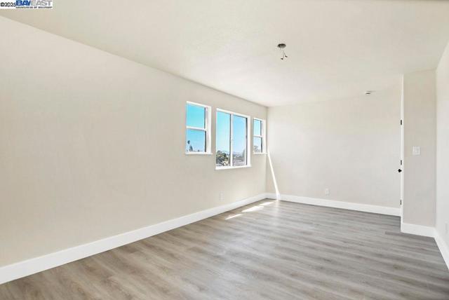 3251 Hyde St, Oakland CA: https://media.crmls.org/mediaz/536738a7-0d39-421e-b152-450f1fac8281.jpg